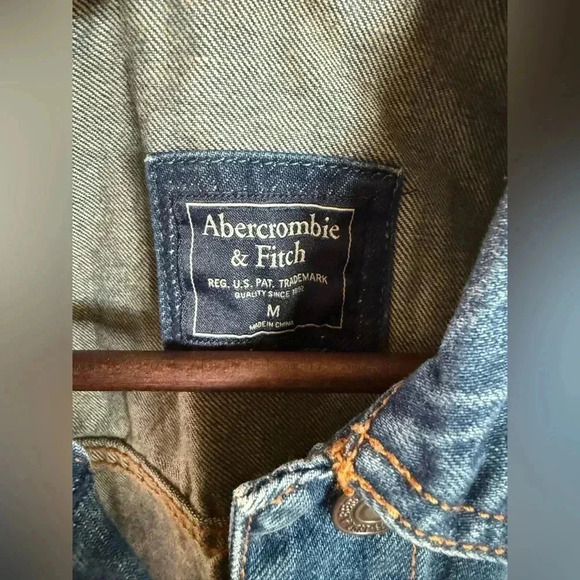 NWOT• Abercrombie & Fitch denim vest •M w/ bottom raw edge - Picture 3 of 5